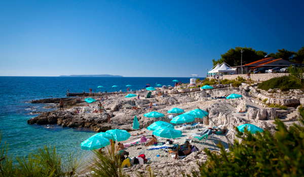 Zum Familienhotel Vespera auf der Insel Lošinj gehört diese Badebucht